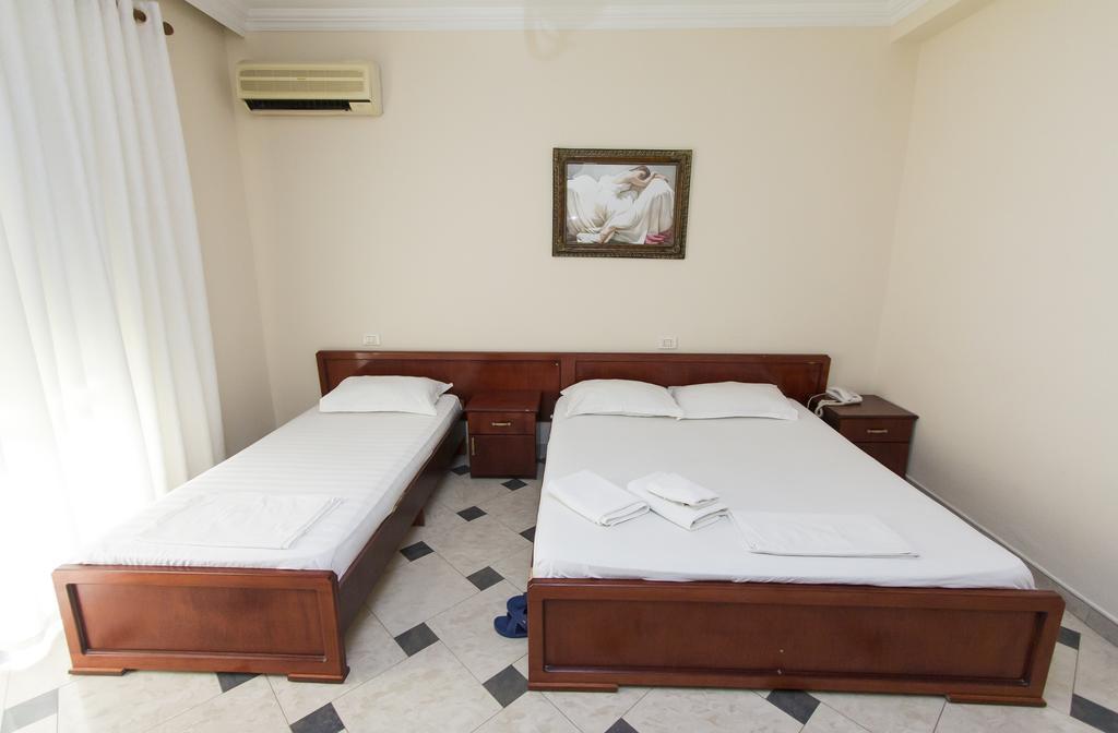 Vila 57 Hotel Tiranë Bilik gambar