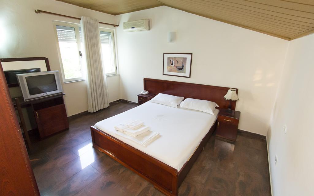 Vila 57 Hotel Tiranë Bilik gambar